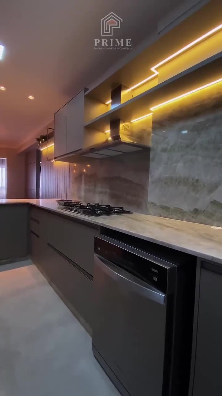 Tour em vídeo do apartamento mobiliado no Edifício São Salvador: cozinha com bancada em mármore e iluminação embutida